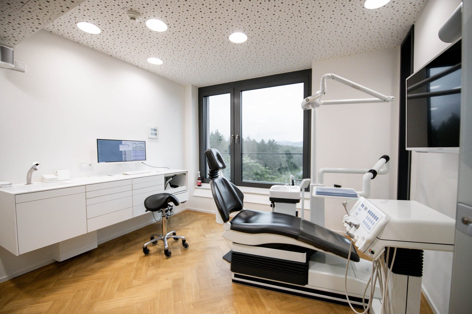 Unsere Praxis verfügt über ein eigenes Labor. Unsere Patienten gehen gerne zum Zahnarzt.
