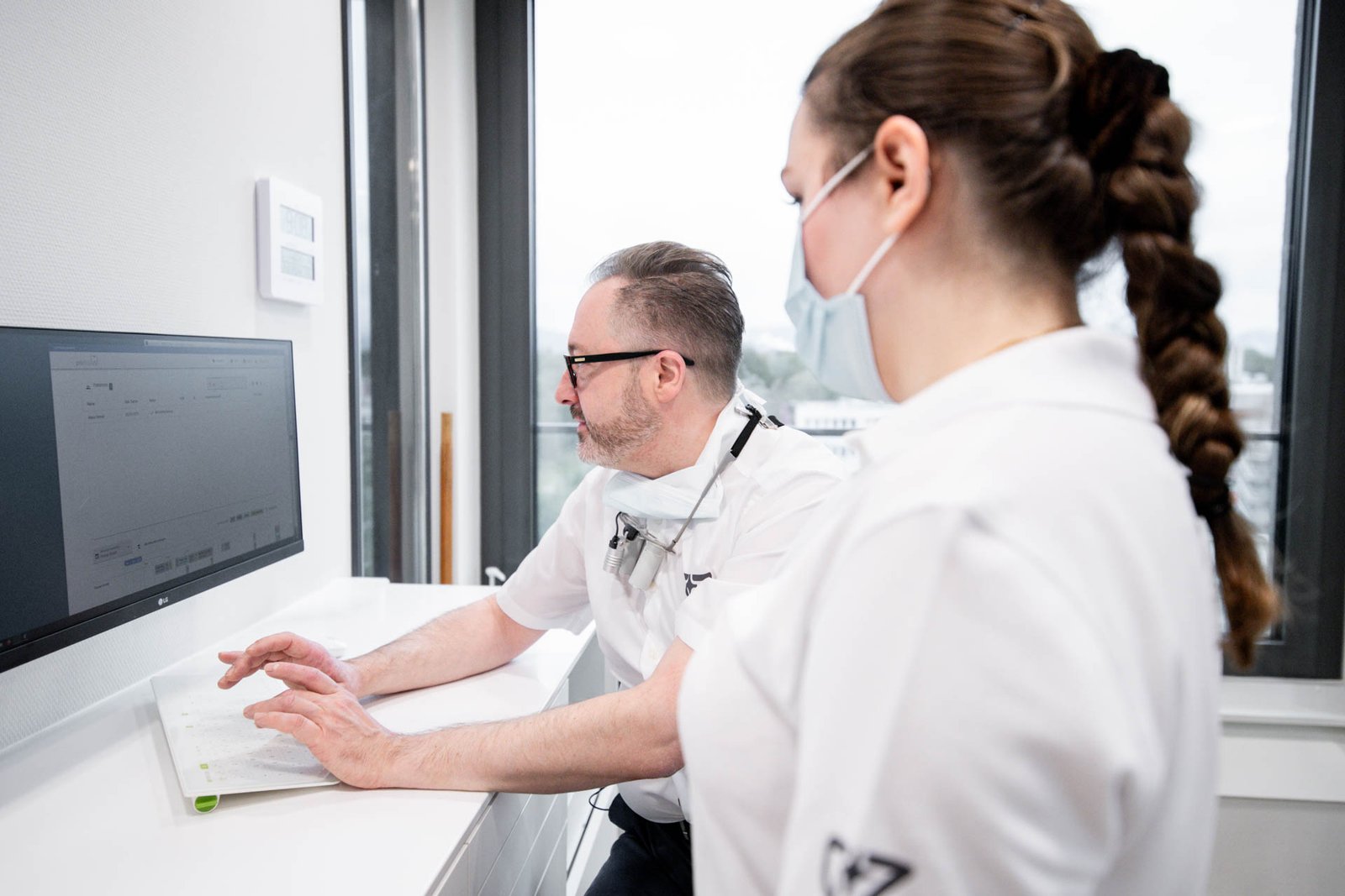 Unsere Praxis verfügt über ein eigenes Labor. Unsere Patienten gehen gerne zum Zahnarzt.