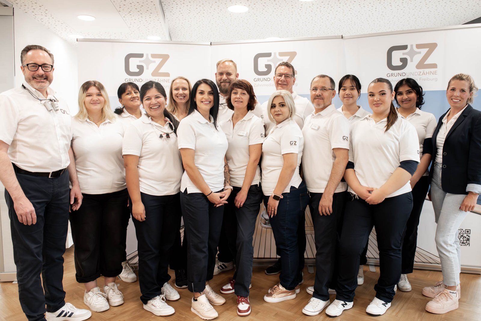 Unsere Praxis verfügt über ein eigenes Labor. Unsere Patienten gehen gerne zum Zahnarzt.